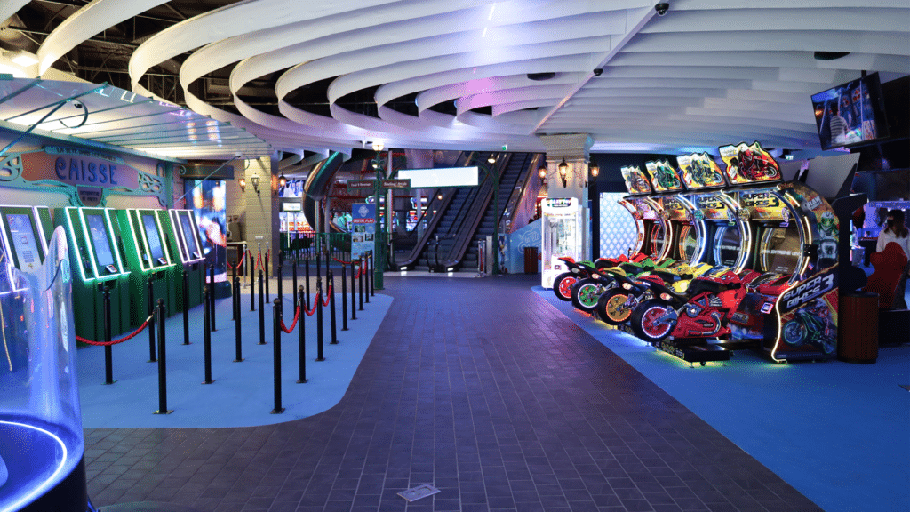 Salle de jeux d'arcade à Roissy CDG ouverte Week-ends et jours fériés - La Tête dans les Nuages Aéroville