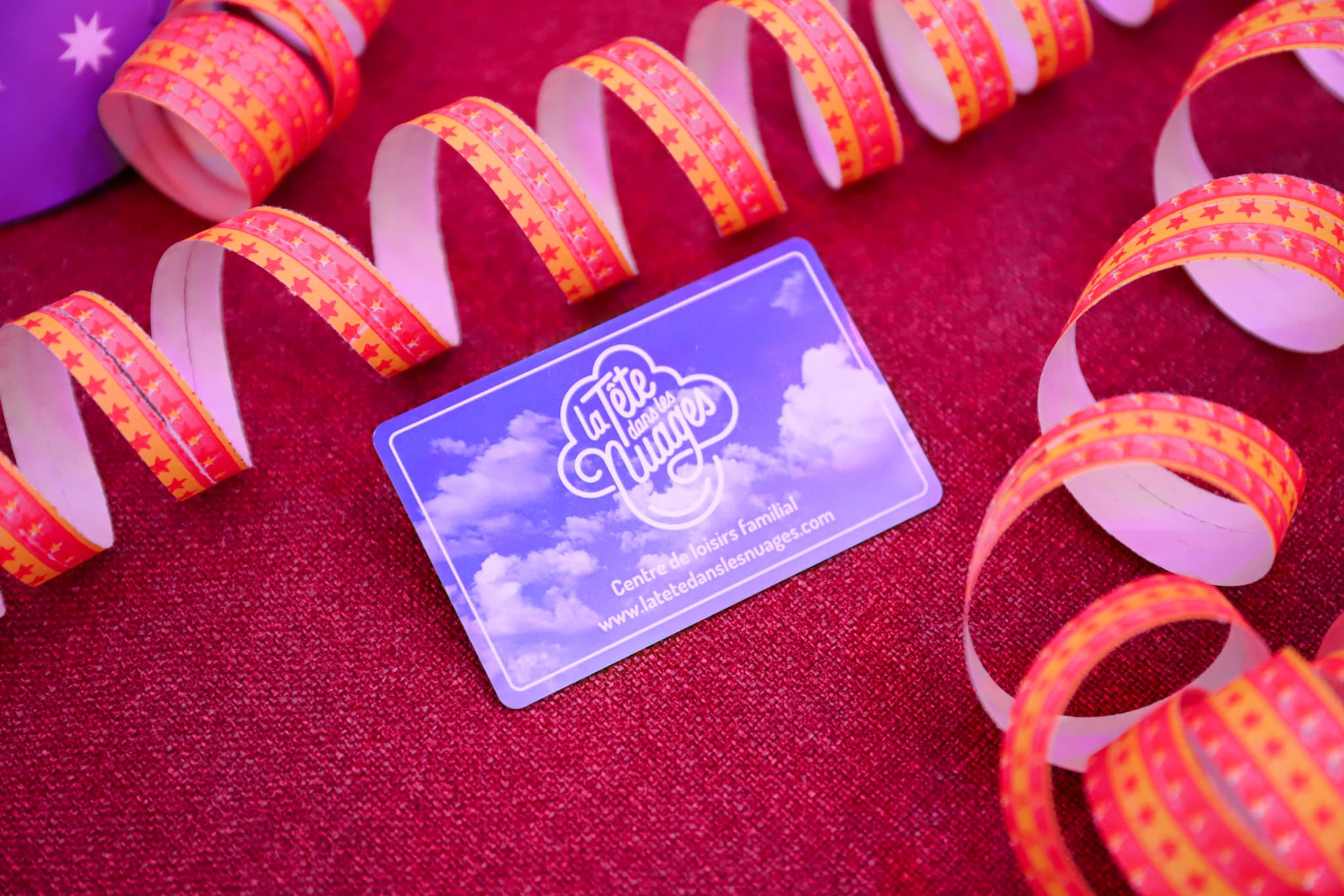 Salle d’anniversaire décorée avec ballons et carte de jeu La Tête Dans Les Nuages pour enfants