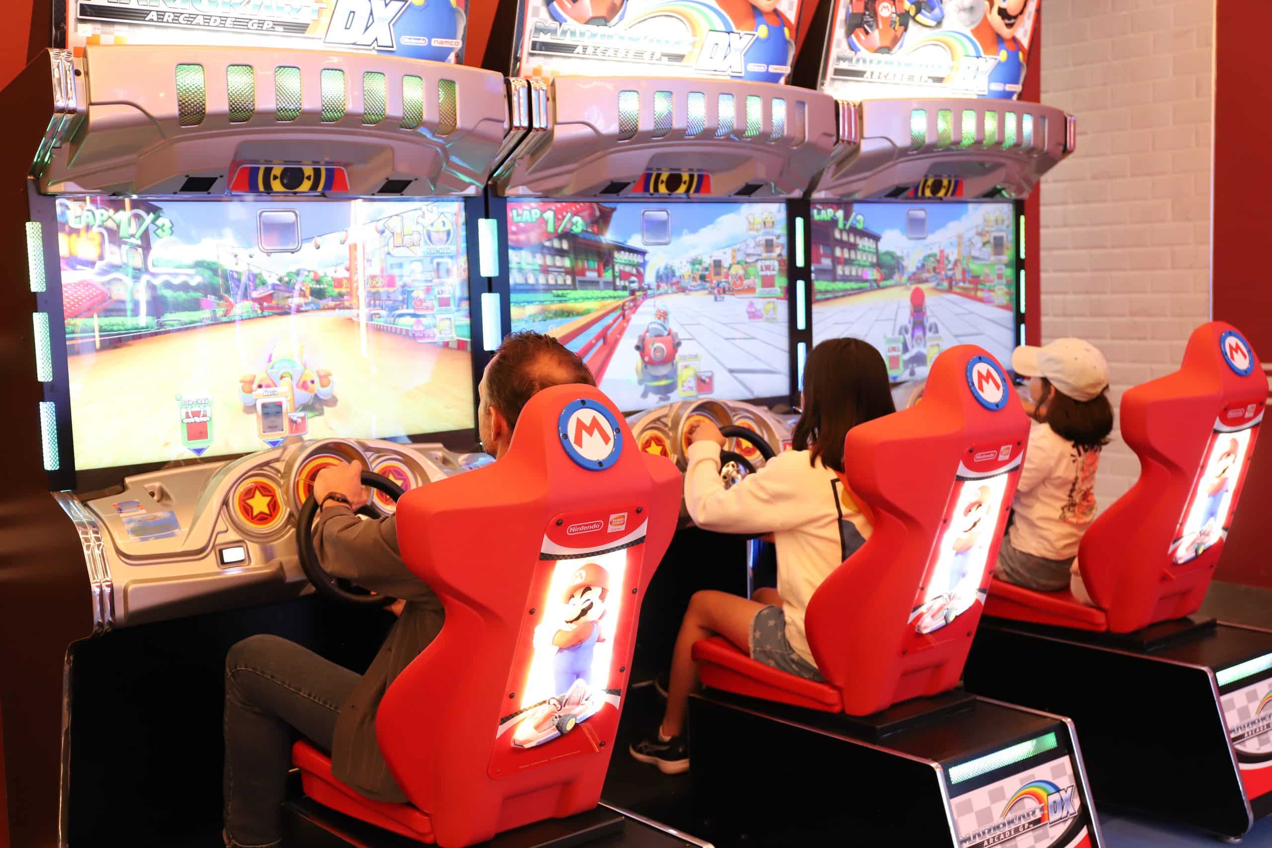 Un père et ses enfants en train de jouer dans notre centre de loisir la Tête dans les Nuages