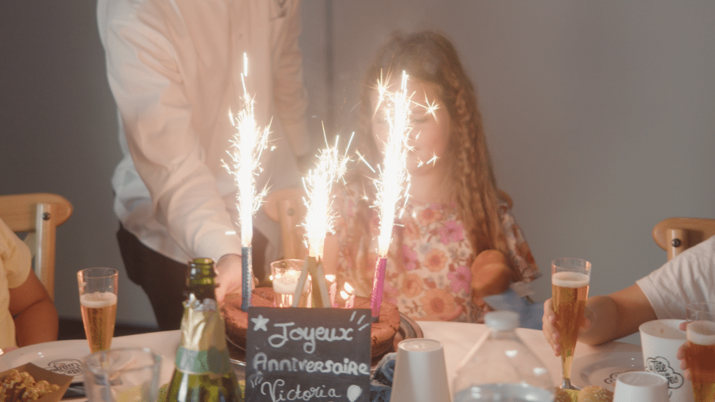 Table anniversaire - Bonbon - Boissons - Gateaux - fête entre amis