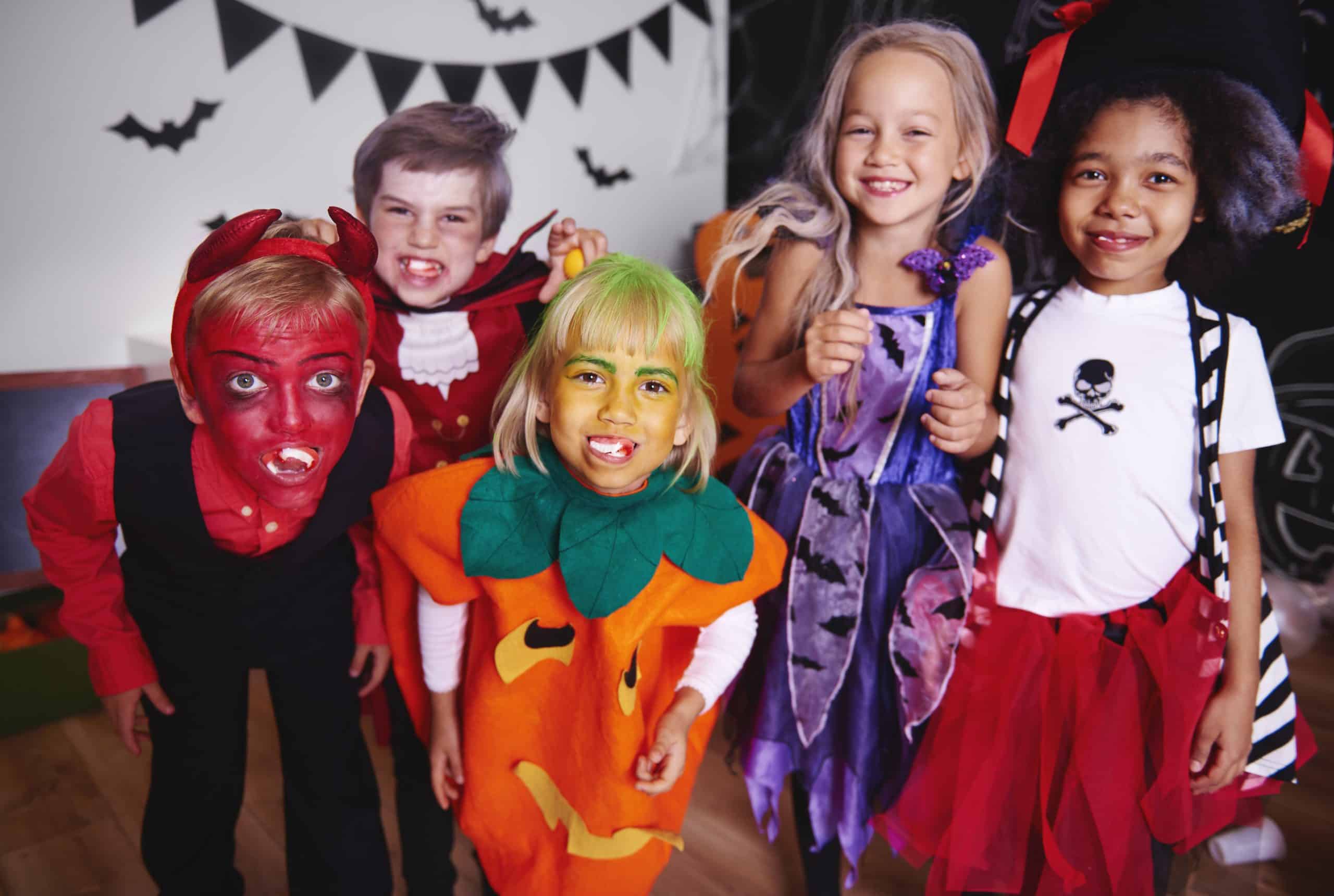 Groupe d’enfants souriants déguisés pour Halloween : citrouille, vampire, diable, pirate et fée – activité familiale Halloween chez La Tête dans les Nuages