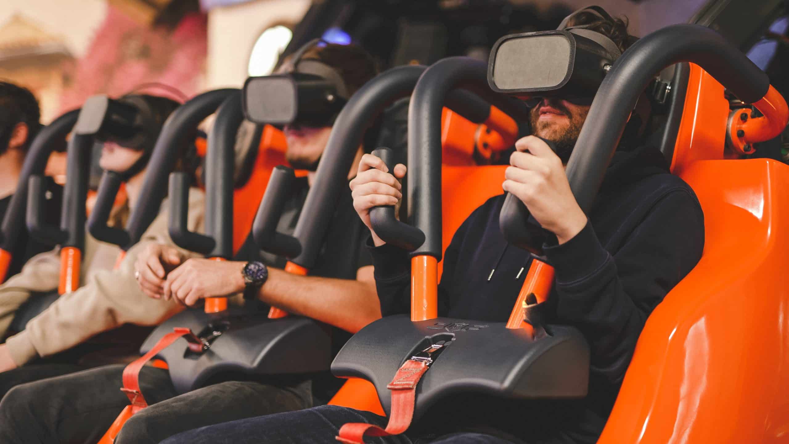 Famille s’amusant sur une attraction VR avec casques de réalité virtuelle